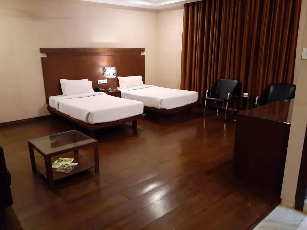 Hotel Md'S Continental Jorhāt Eksteriør billede